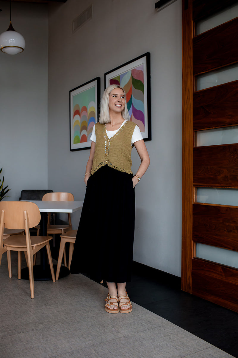 Hulvey Linen Skirt in Black